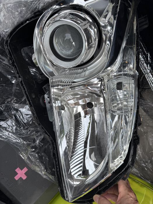 Продам правую фару на Lexus GX 460