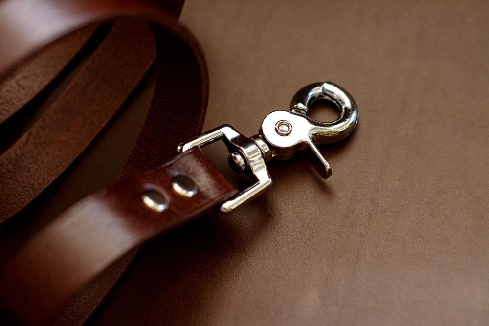 Кожаный поводок ручной работы от украинской мастерской Tissoleather