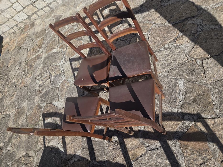 Cadeiras de madeira com acento em pele (4 uni.)