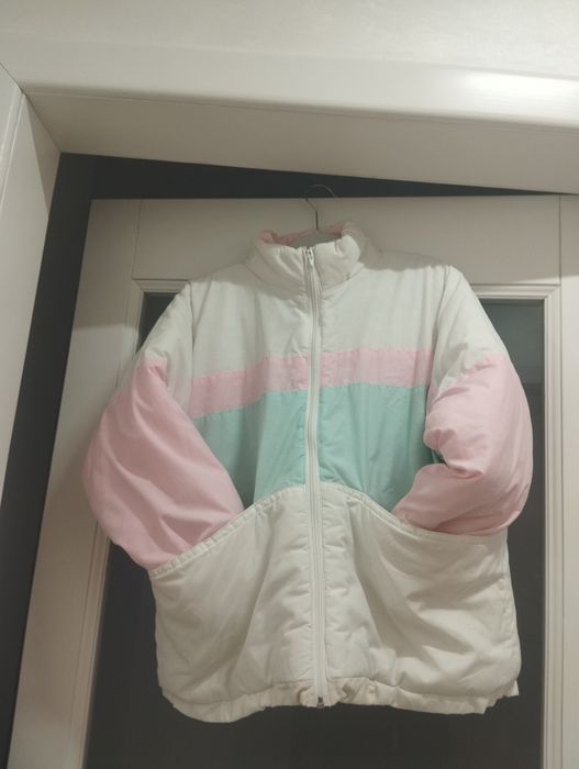 Біла куртка на дівчину