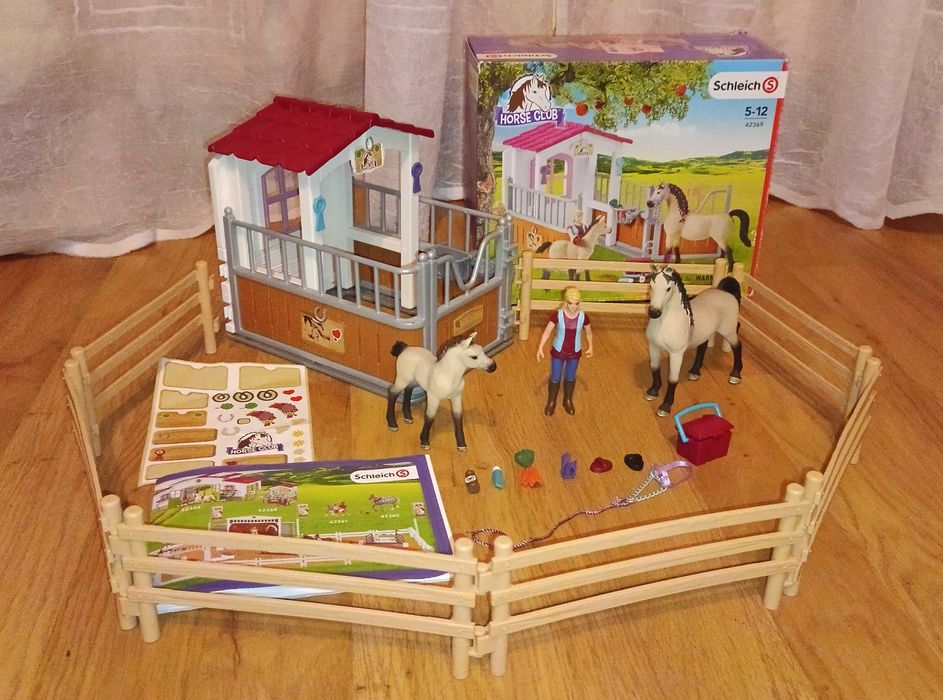 Schleich 42369 Zagroda dla koni, stajenna + 2 konie arabskie Komplet