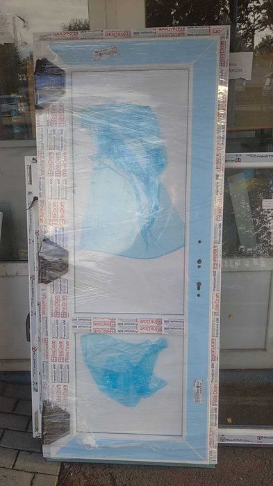 Вхідні пластикові двері