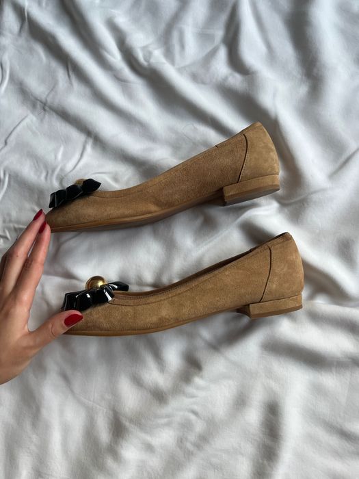 Bailarinas camel Eureka com flor preta e dourada