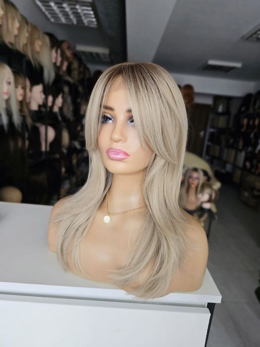 Peruka Premium Kim średnia jasny beżowy blond naturalny efekt