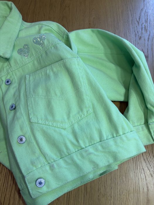 Стильна яскрава куртка вітровка