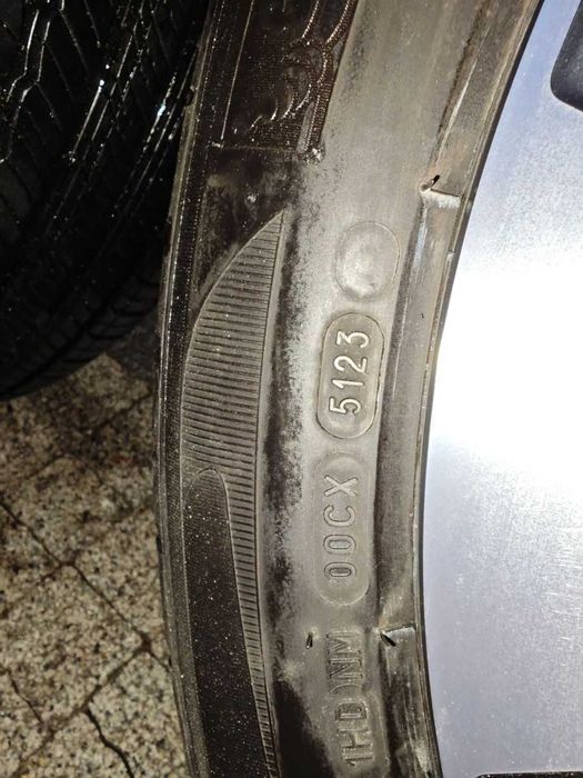 Oryginalne Felgi VOLVO 19 XC40, XC60 z oponami całorocznymi Michelin