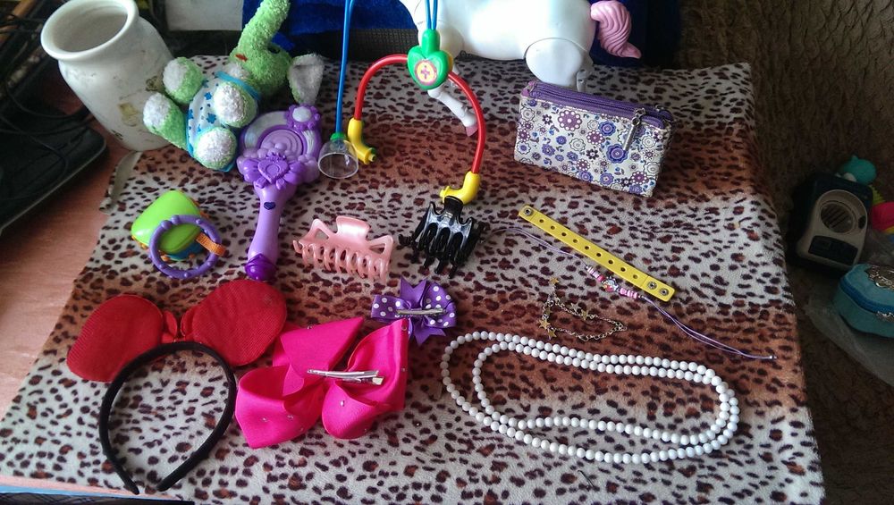 Большой игровой лот игрушек, заколки, браслеты, обручи и другое..