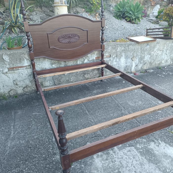 Cama antiga em madeira sem estrado