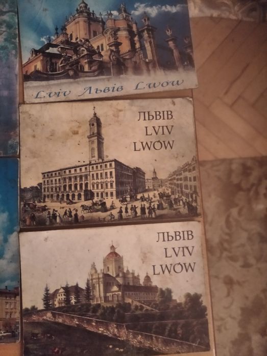 Магніти на холодильник.