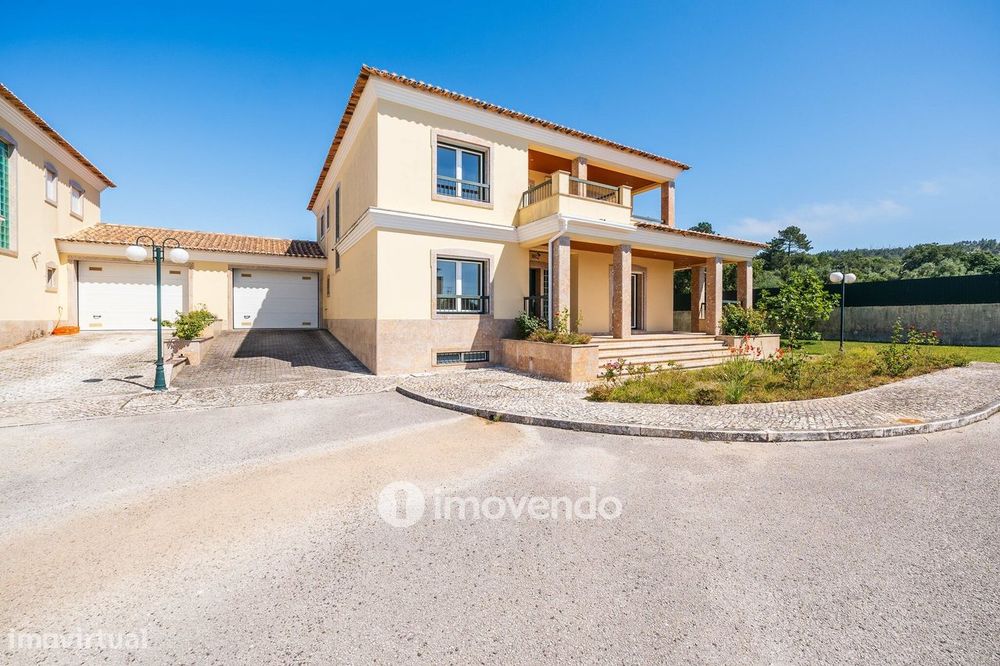 Moradia T4, com condomínio com piscina, em Almargem do Bispo