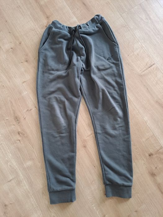 Spodnie dresowe 4 f rozmiar 146 stan bdb