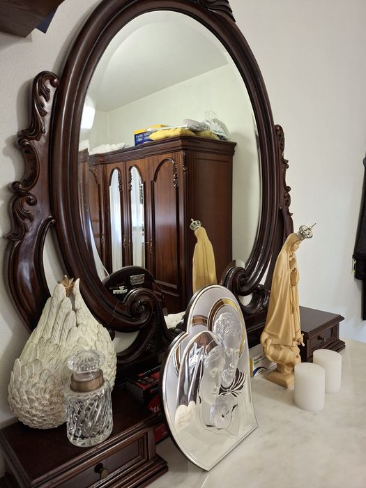 Quarto de casal, madeira nobre.