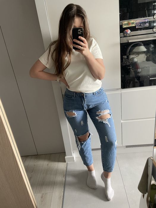 Jasne dopasowane jeasny z rozdarciami