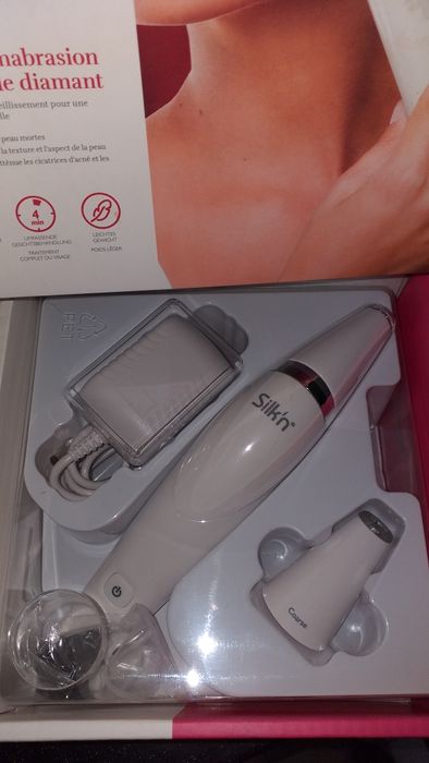 Продам очищающий пристрій для обличчя з ефектом пилінгу.
Revit Silk'n