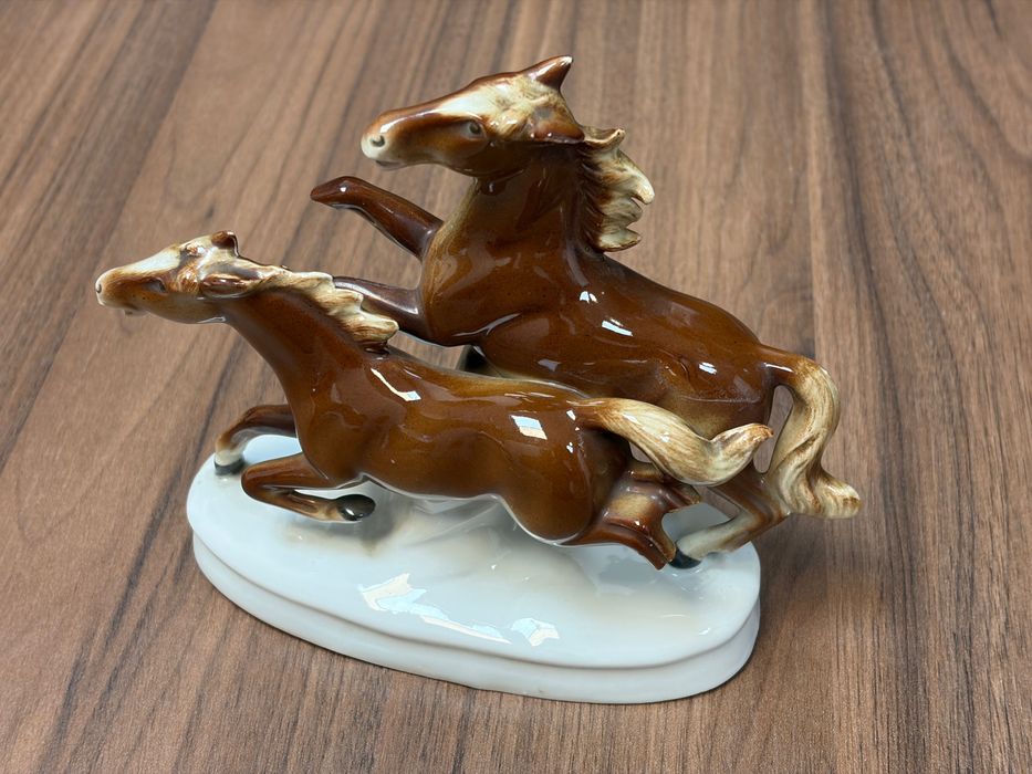 Niemiecka porcelanowa figurka z lat 30 "Galopujące konie"