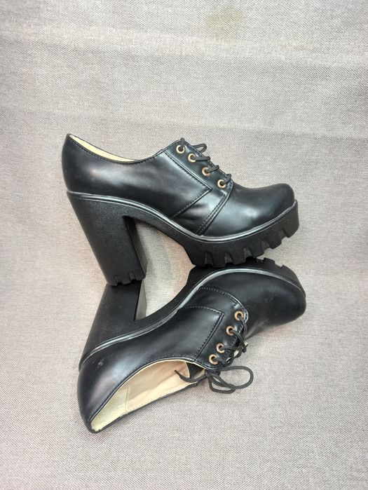 Жіночий туфлі на тракторній підошві на шнуровці б/в розмір 40