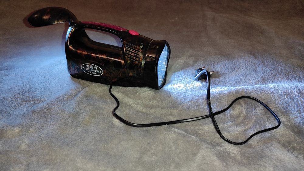 Фонар акумуляторний. Світлодіодний. З зарядкою від 220v.