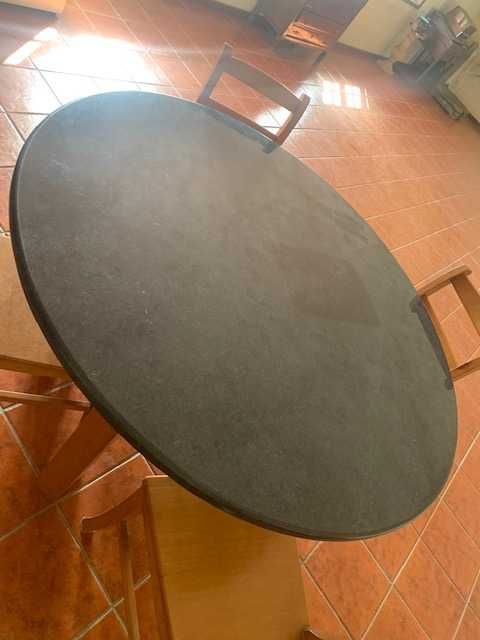Mesa redonda com tampo em granito com 4 cadeiras