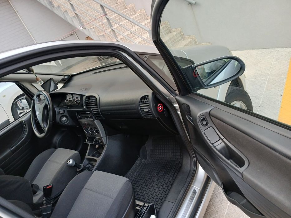 Opel zafira  carrinha a Gasoleo TD 2004  prata