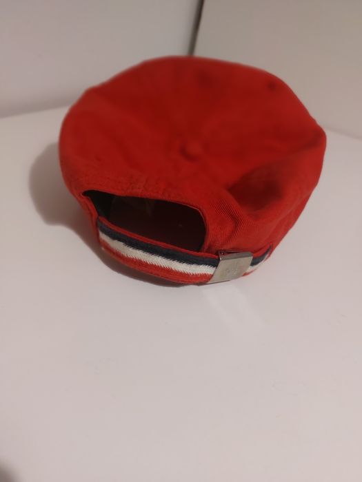 Czapką czerwona moncler