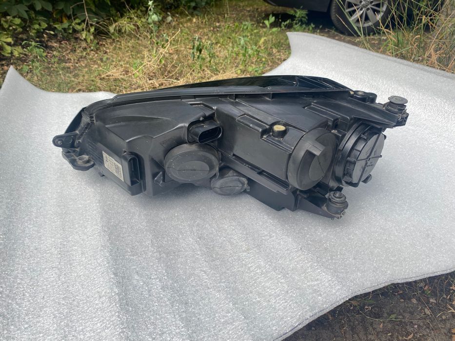 Передня фара Volkswagen Golf 7