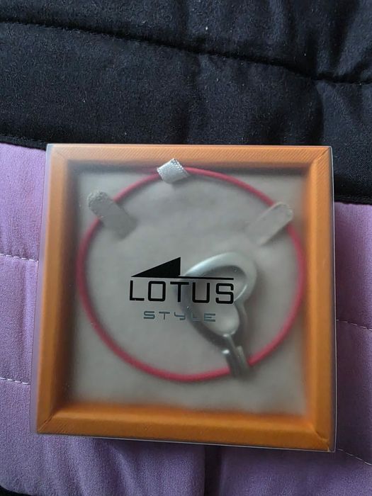Colar da marca Lotus