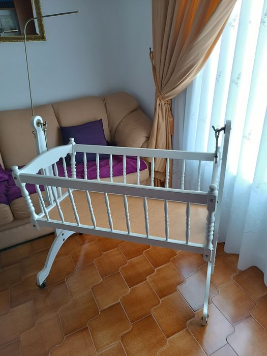 Berço de baloiço em madeira antigo