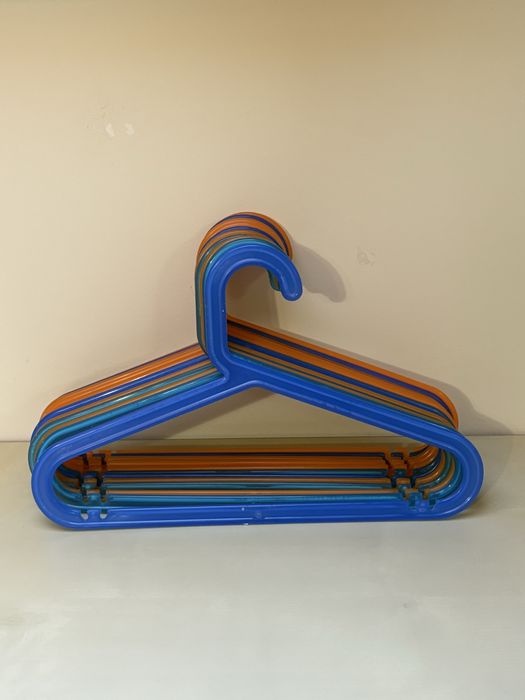 Cabides do Ikea azuis e laranja tamanho criança em muito bom estado