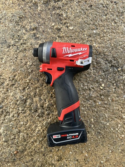 Aparafusadora de impacto Milwaukee M12