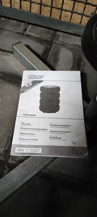 Stojak na cztery opony.
