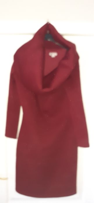 Ciepła ołówkowa z ozdobnymi golfem