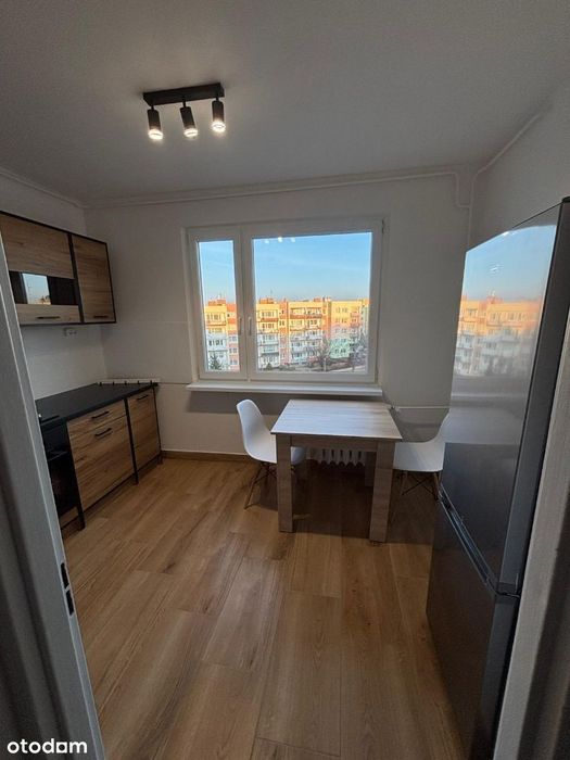 Kawalerka 34 m² po remoncie, osobna kuchnia, balkon – Os. Młodych