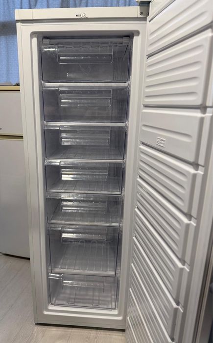 Arca Congeladora Vertical Candy 225L – Excelente Estado