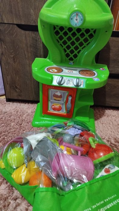 Дитяча кухня з посудом