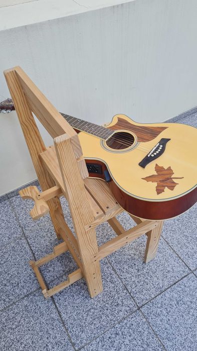 Cadeira Artesanal em Madeira com Suporte para Guitarra - Feita à Mão