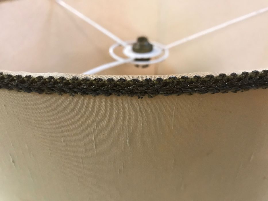 Abajour branco com debroado dourado diâmetro 46