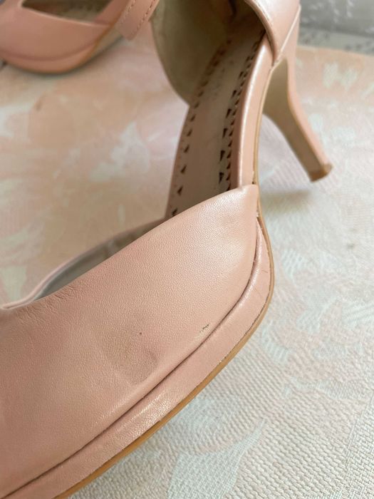 Нюдові елегантні шкіряні босоніжки