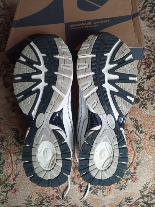 Продаються чоловічі шкіряні кросівки BONA.