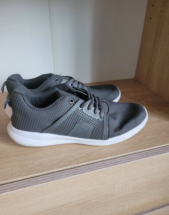 Oddam szare buty sportowe