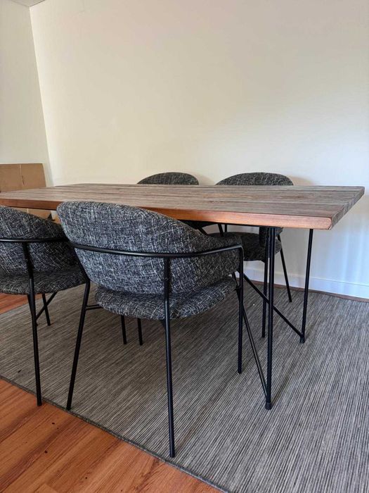 Mesa em Madeira com pés de ferro fundido