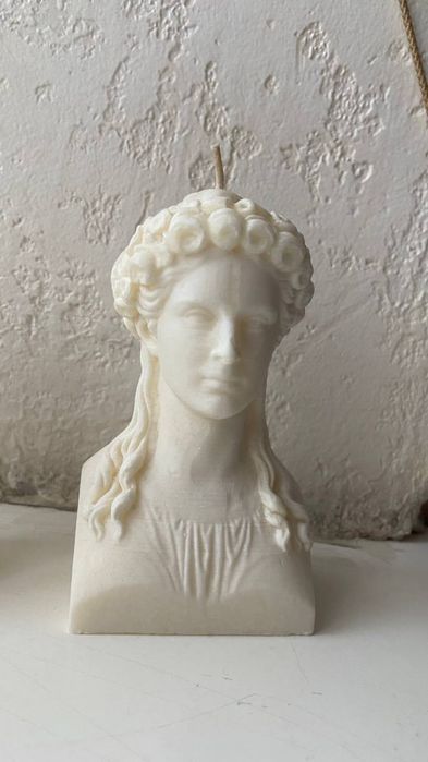 Свічки обіймусики та бюст дівчини