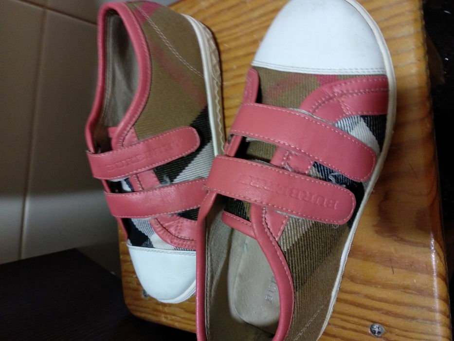 Botas criança e sapatilhas de menina