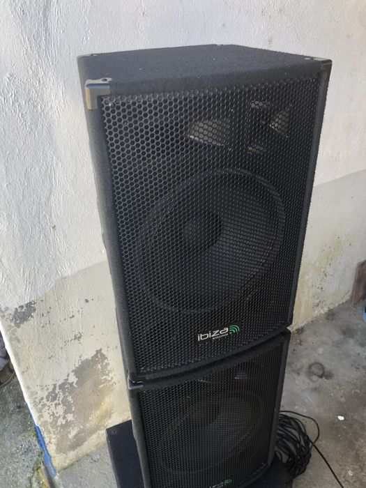 Sistema de som colunas de palco dj e banda