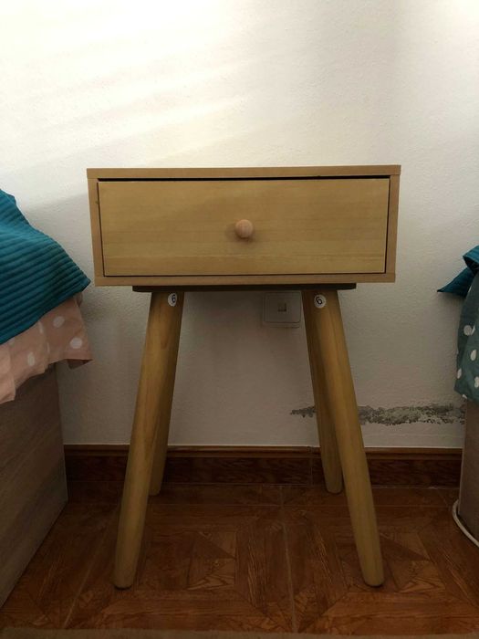 Mesinha de Cabeceira Pinho Maciço Nunca usada