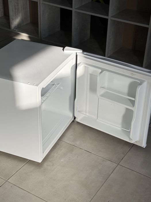 Продам однокамерний маленький холодильник Ardesto DFM-50W