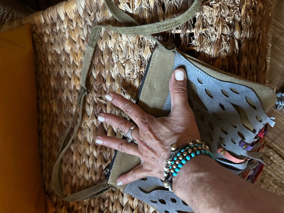 Malinha em pele com bolso interior