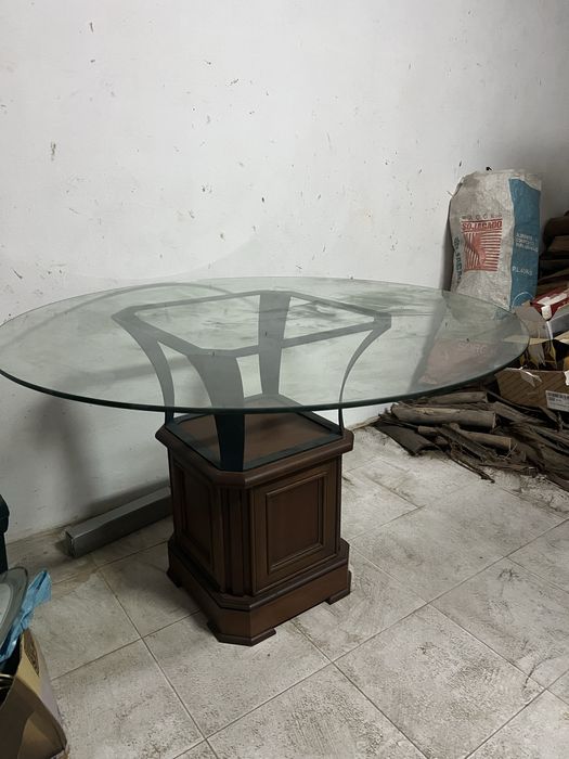 Mesa de vidro com base em madeira maciça