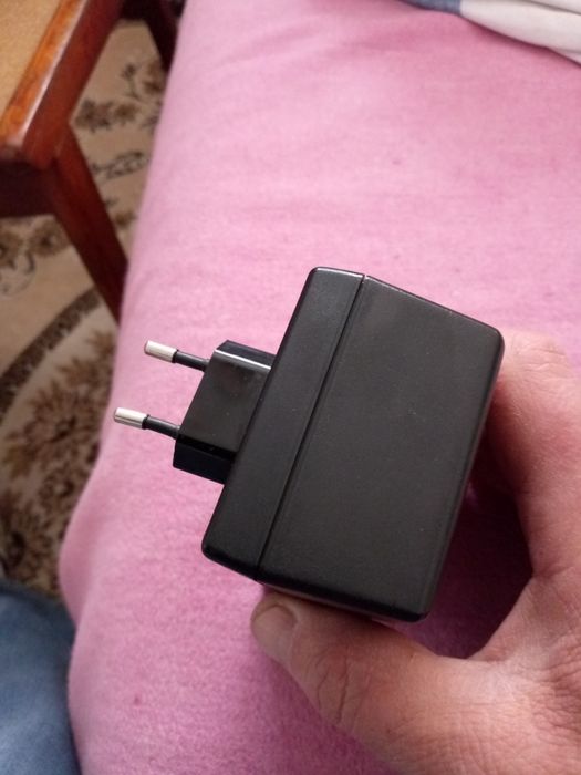 Зарядний пристрій для акумуляторів пальчикових середніх і великих і к