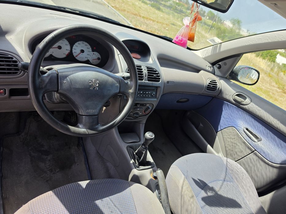 Peugeot 206 1.1   ano 2002