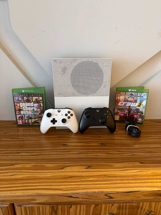 [Xbox] Konsola Xbox One S 1TB + 2 Pady + 2 Gry (GTA V, THE CREW 2)